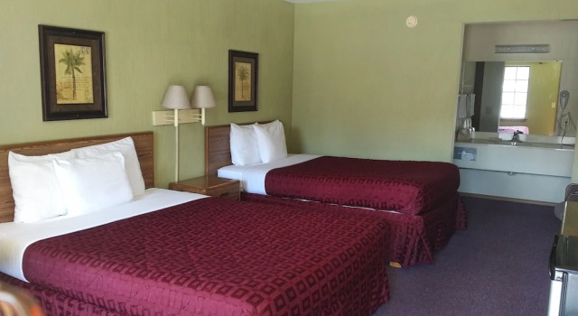 Ozark Swiss Inn, Забронировать Отель Отели Юрика-Спрингса с парковкой, рядом с Музыкальный театр Ozark Mountain Hoe-Down, Парковка