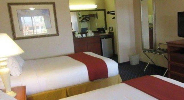 Четырёхместный номер Standard Spark By Hilton Santa Nella