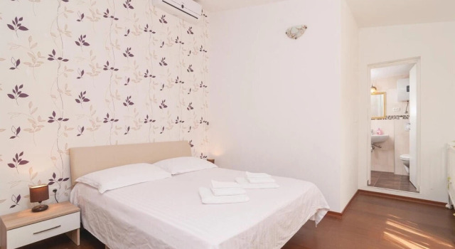 Stunning Home in Stomorska With Wifi and 5 Bedrooms, Rezerwuj Hotel Island Solta Split-Dalmatia County
