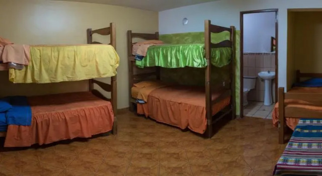 Кровать в общем номере Aldos Guest House