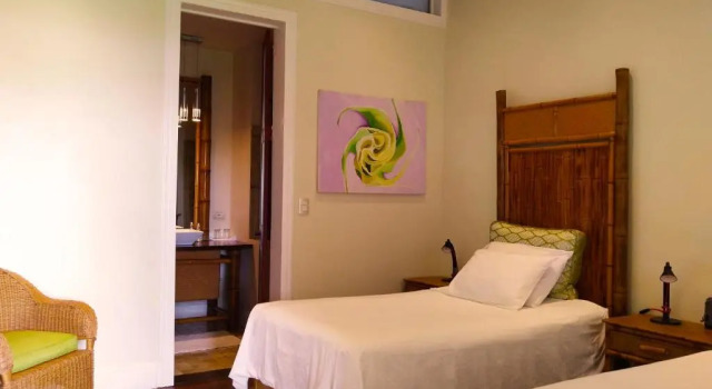 Iguana Lodge Beach Resort