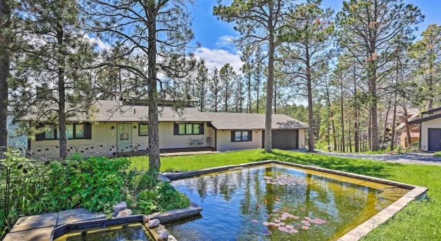 Rustic Black Hills Retreat w/ Expansive Views, Забронировать Отель Отели Колониал-Пайн-Хилс с парковкой, Парковка