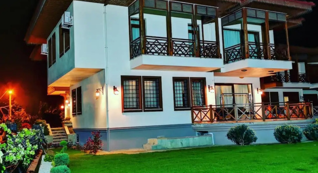 Enchanting Villa Near Firtina River With Backyard, Забронировать Вилла Отели Пазар с парковкой, Парковка