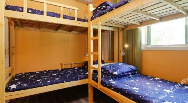 Кровать в общем номере Xi'an Ban Shi Guang Hostel