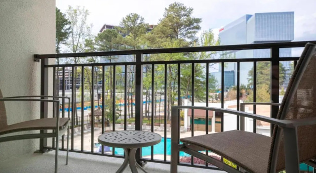 Четырёхместный номер Standard с балконом Atlanta Marriott Perimeter Center