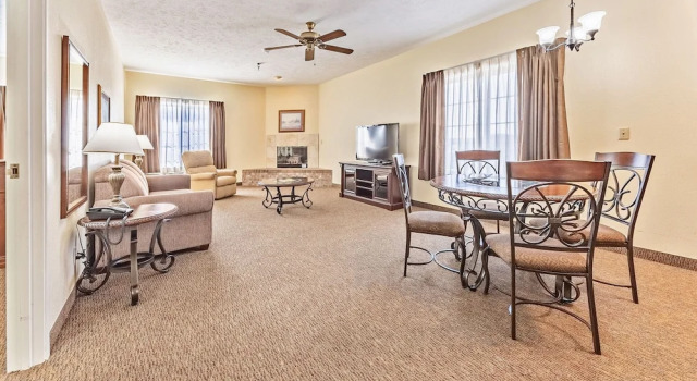Двухместный семейный люкс Branson Towers Hotel