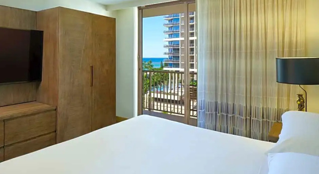 Четырёхместный люкс с 2 комнатами с частичным видом на океан Embassy Suites by Hilton Waikiki Beach Walk