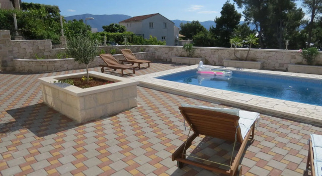 Sandra - With Swimming Pool - H, Забронировать Отель Отели Лумбарды с бассейном, рядом с Частный Пляж «Апартментс Зуре», Бассейн