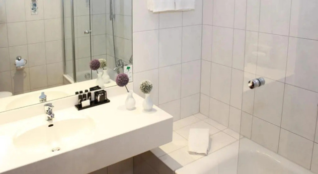 Трёхместный люкс Deluxe с видом на внутренний двор Hotel Hamburg-Wittenburg van der Valk