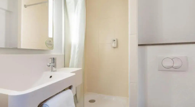 Standardowy trzyosobowy pokój B&B HOTEL Compiègne