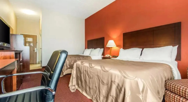 Четырёхместный номер Standard Quality Inn & Suites Lawrenceburg