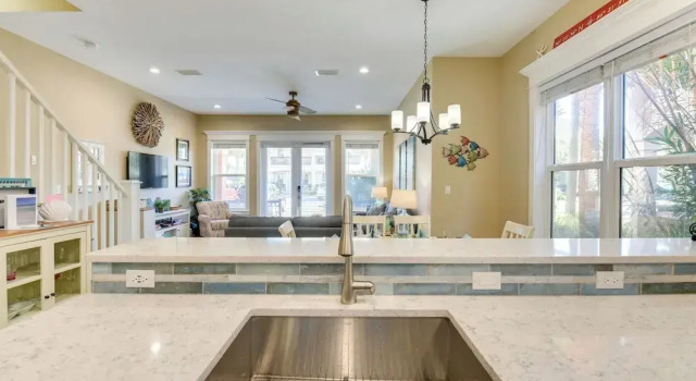 Bright & Modern Townhome: Steps to Miramar Beach!, Rezerwuj Apartament Hotele w Emerald Coast z parkingiem, Parking
