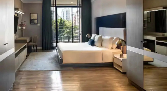 Люкс Deluxe с 2 комнатами с видом на город Metropolis Suites Bangkok, Tapestry Collection by Hilton