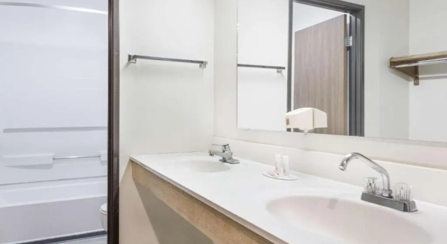 Suite sestupla Super 8 by Wyndham Logan