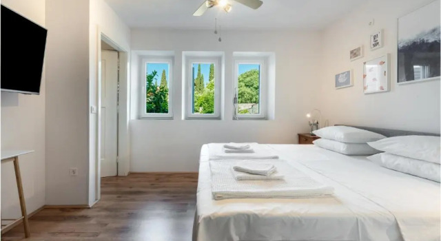Apartment Near Old Town, FREE Parking & Huge Garden