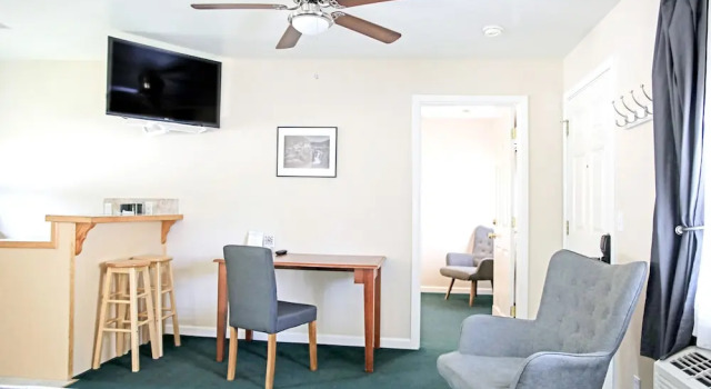 Люкс Deluxe с 2 комнатами Sierra Mountain Inn