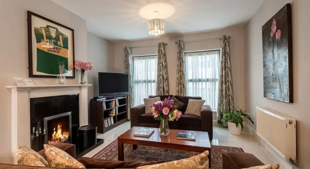 3 Bedroom pet Friendly Home With Access to Pool, Book Vacation Home Hotels in Kerry with Parking, Parking