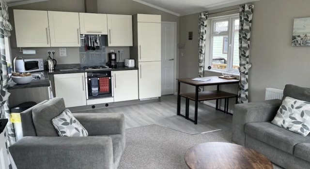 Beautiful and Tranquil Lakeside Lodge - Sleeps 5, Book Feriehus Hoteller i Northamptonshire med pool, Swimmingpool