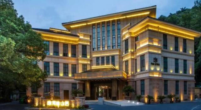 Longlin Shanju Holiday Hotel