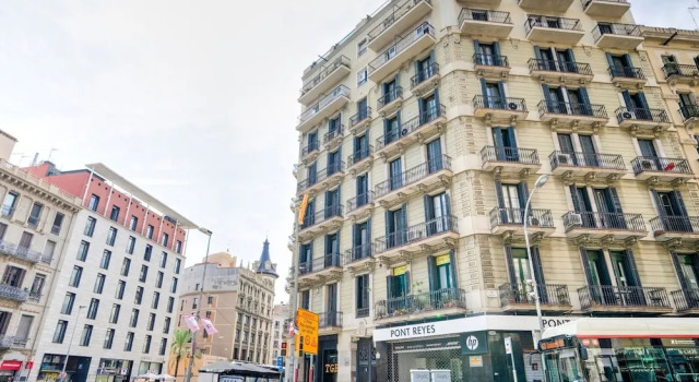 Luxurious apartment for 9 people recently renovated in the center of Barcelona, Забронировать Апартаменты/квартира Эшампле Барселона, рядом с Jove Regina Theatre