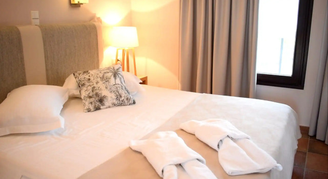 Полулюкс Trizonia Bay Hotel