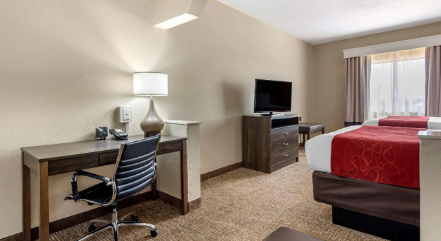 Четырёхместный люкс Comfort Suites near Robins Air Force Base