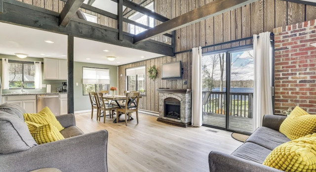 Коттедж Pocono Lake Home w/ Fire Pit: Walk to Ski Hill!