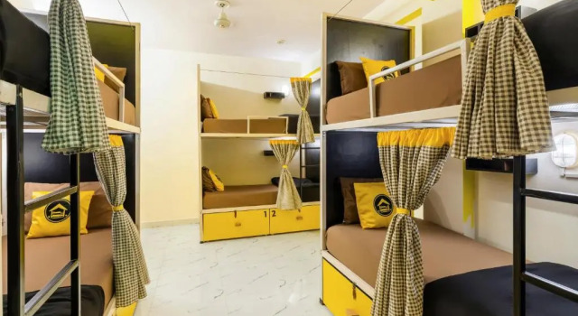 Кровать в общем номере The Hosteller Agra