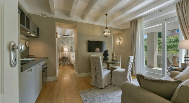 Апартаменты Luxury с балконом и с видом на сад Villa Vitae