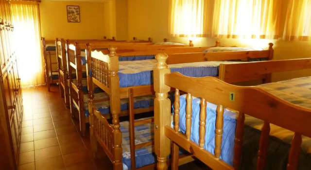 Кровать в общем номере Albergue Turístico Briz