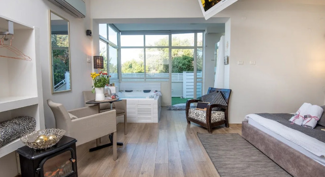 Люкс Luxury אוסנתה סוויטת בוטיק עם בריכה פרטית מחוממת ומקורה