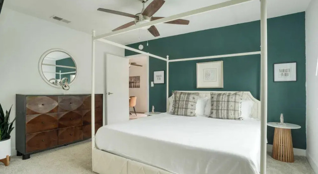 Коттедж Stylish Retreat, Shared Pool & Yard Near Downtown Fairlawn Lane A by Avantstay