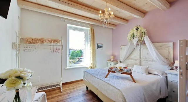 Четырёхместный номер Standard с видом на бассейн Villa Rossella con piscina