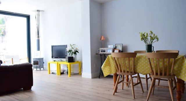 2 Bedroom Modern Family Home, Забронировать Дом для отпуска Коттеджи Дублина, рядом с Театр «Тиволи», Коттедж