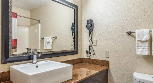 Четырёхместный номер Standard Red Roof PLUS+ & Suites Atlanta Airport South