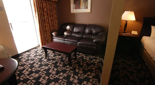 Полулюкс Express Suites Riverport Inn & Suites