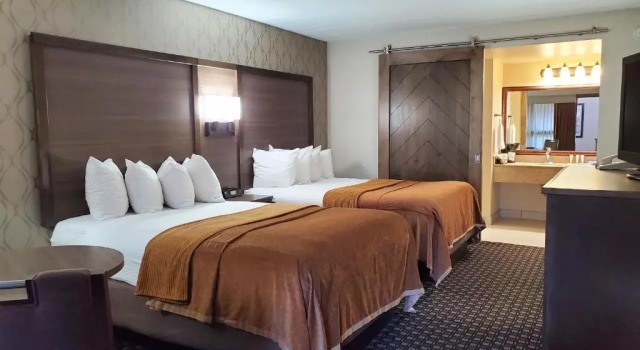 Четырёхместный номер Standard AmericInn by Wyndham Watertown