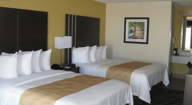 Четырёхместный номер Economy Quality Inn West Fort Worth