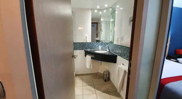 Двухместный номер Standard с видом на канал Holiday Inn Express Paris-Canal De La Villette by IHG
