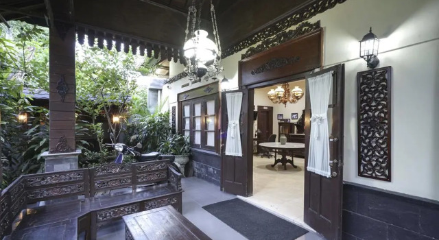 OYO 804 Ndalem Maharani Guest House, Boek Pension Hotels in Kraton met parkeren, Parkeren
