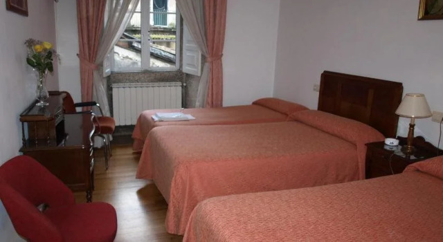 Hostal Giadás, Забронировать Отель Отели Сантьяго-де-Компостелы с парковкой, рядом с Estatua de Afonso II, Парковка