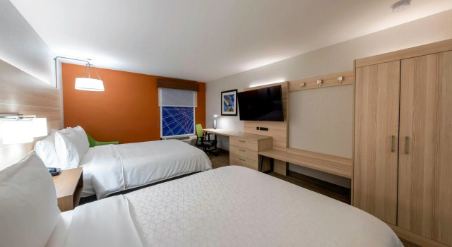 Четырёхместный номер Standard Holiday Inn Express Hotel & Suites Petersburg/Dinwiddie by IHG