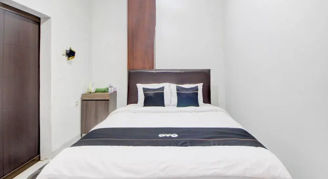 Номер Deluxe RedDoorz at Omah Joyo Solo Inn