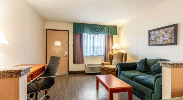 Econo Lodge Inn & Suites Memphis East