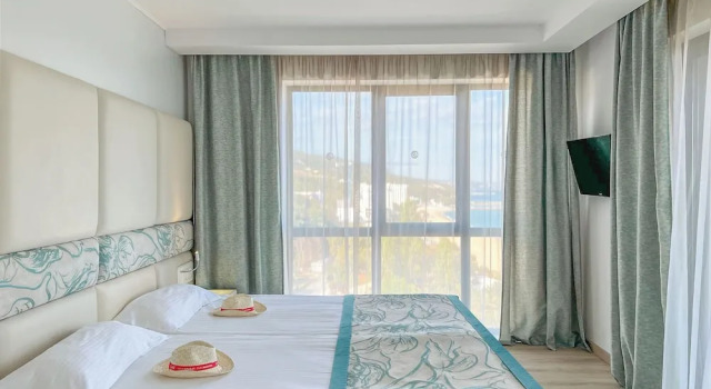 Двухместный номер Standard с балконом и с частичным видом на море GRIFID Metropol Hotel