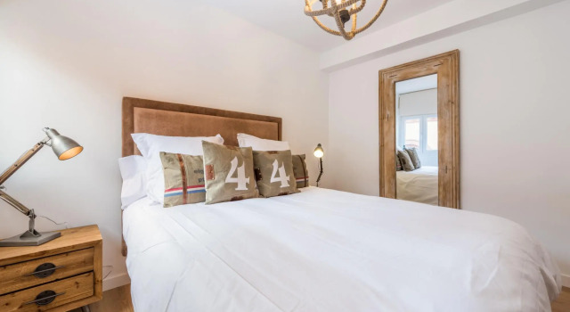 Centro Madrid Downtown Holiday Rentals M(Maz10), Забронировать Отель центр города Мадрид, рядом с Церковь Св. Терезы и Св. Иосифа