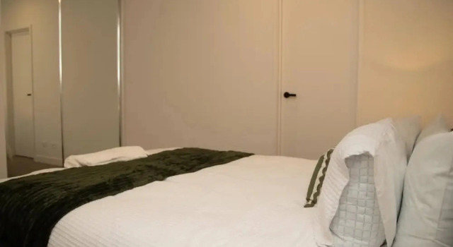 Clayton Luxe Retreat- Elegant 2 BDR With Balcony