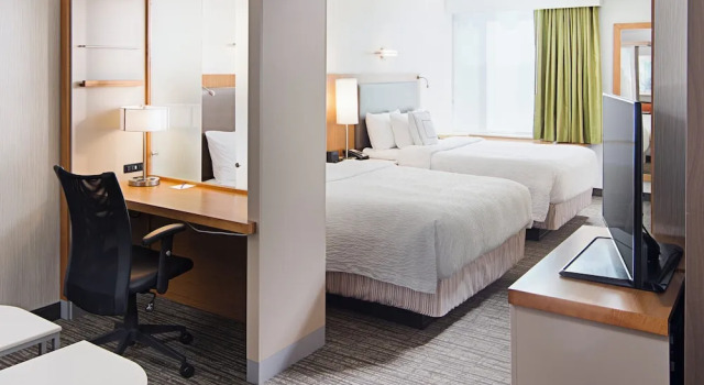 Четырёхместный люкс SpringHill Suites by Marriott Carle Place Garden City