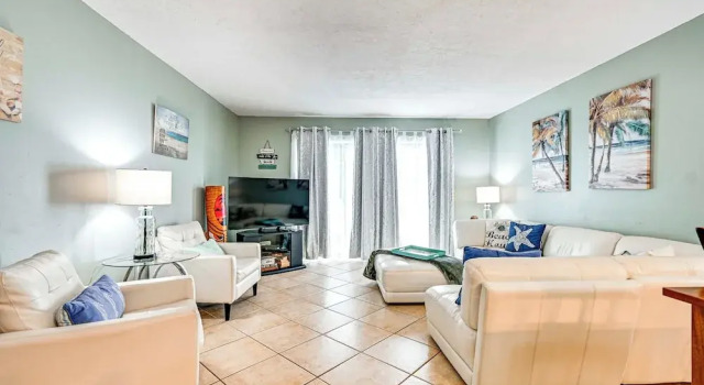 Steps to Sand: Condo w/ Pool Access in Cocoa Beach, Varaa Huoneisto Hotellit Space Coast pysäköinnillä, Pysäköinti