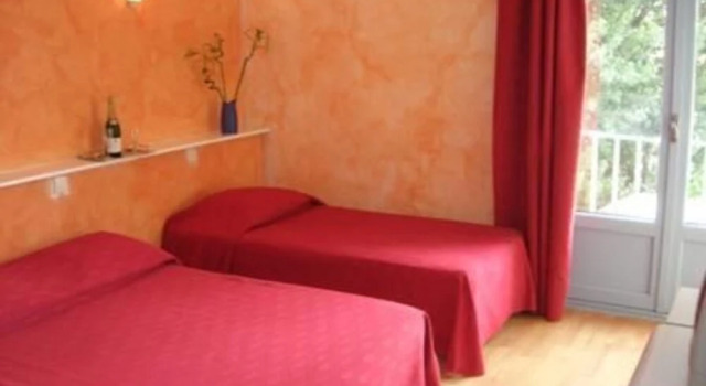 Les Mimosas, Book Hotel Hoteller i Lunel-Viel med parkering, Parkering